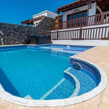 Beautiful Luxury 4-Bed Villa In Playa Blanca * Playa Blanca (Lanzarote)