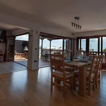Beautiful Luxury 4-Bed Villa In Playa Blanca