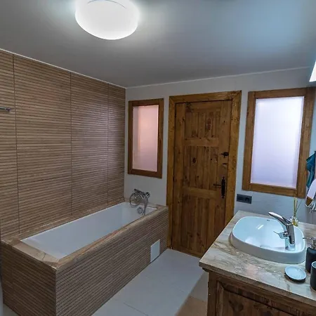Beautiful Luxury 4-Bed Villa In Playa Blanca Vila